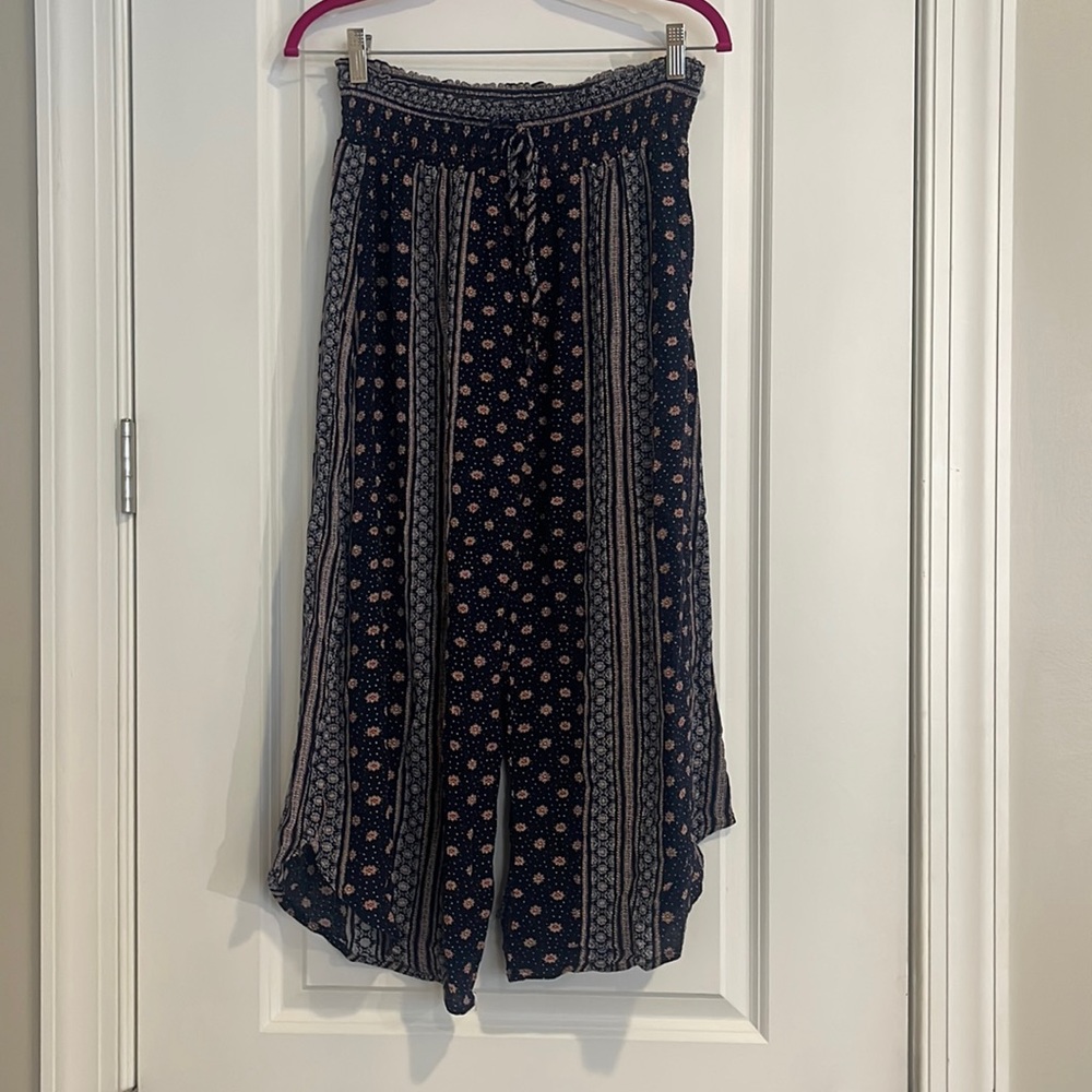 BeBop Wide Leg Elastic Waist tie pants capri length navy floral size L